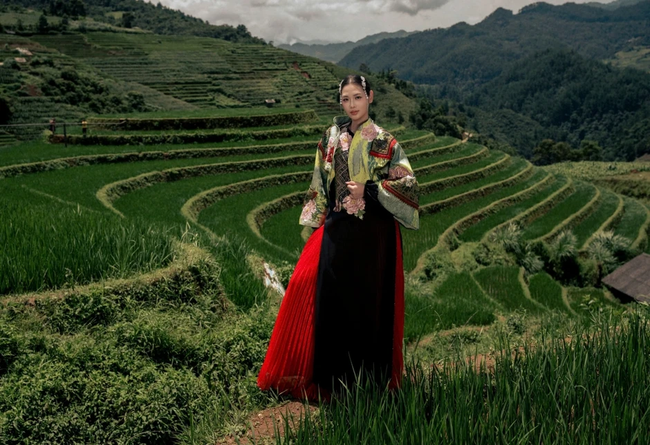 Thu Quỳnh, Tú Oanh diễn thời trang giữa ruộng bậc thang Mù Cang Chải