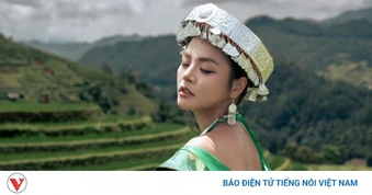 Thu Quỳnh, Tú Oanh diễn thời trang giữa ruộng bậc thang Mù Cang Chải