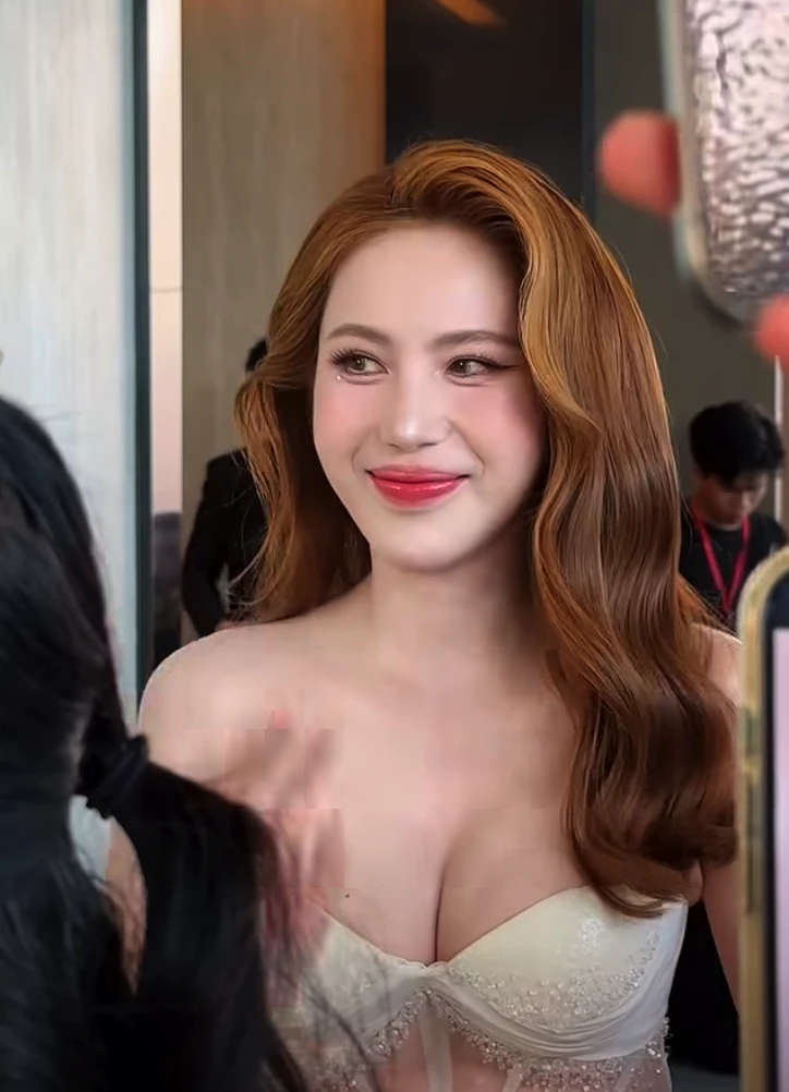 Thủy Tiên vào top tìm kiếm Thủy Tiên vào top tìm kiếm