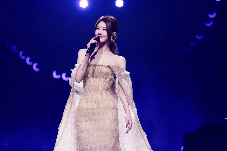 Triệu Lộ Tư diện đầm của Phan Huy trong concert cá nhân đầu tiên Triệu Lộ Tư diện đầm của Phan Huy trong concert cá nhân đầu tiên