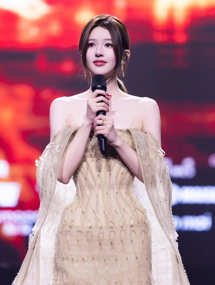 Triệu Lộ Tư diện đầm của Phan Huy trong concert cá nhân đầu tiên Triệu Lộ Tư diện đầm của Phan Huy trong concert cá nhân đầu tiên