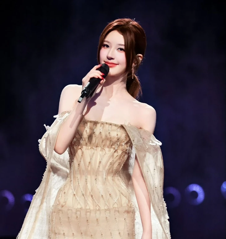 Triệu Lộ Tư diện đầm của Phan Huy trong concert cá nhân đầu tiên Triệu Lộ Tư diện đầm của Phan Huy trong concert cá nhân đầu tiên