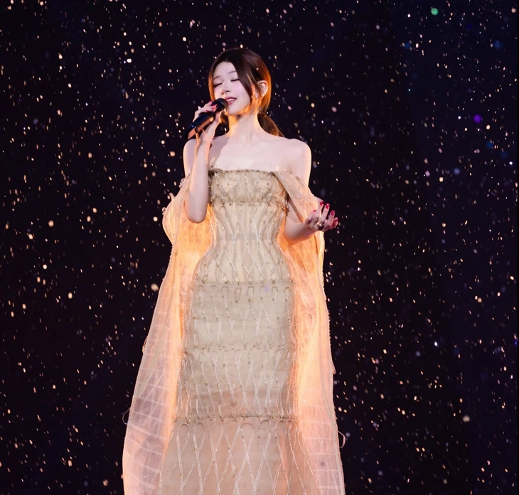 Triệu Lộ Tư diện đầm của Phan Huy trong concert cá nhân đầu tiên Triệu Lộ Tư diện đầm của Phan Huy trong concert cá nhân đầu tiên