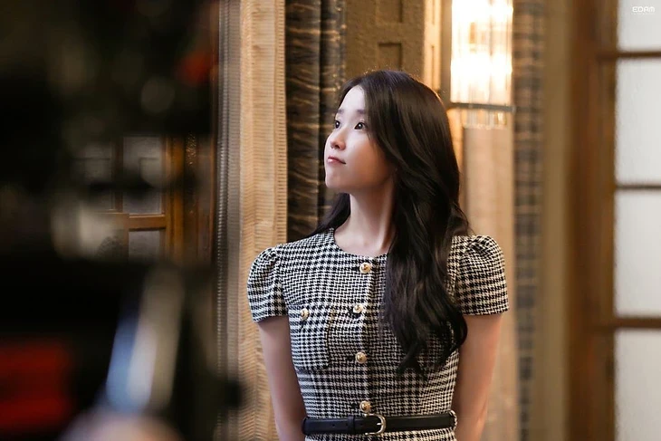 Tủ đồ toàn hàng hiệu của tiểu thư tài phiệt IU trong Perfect Crown