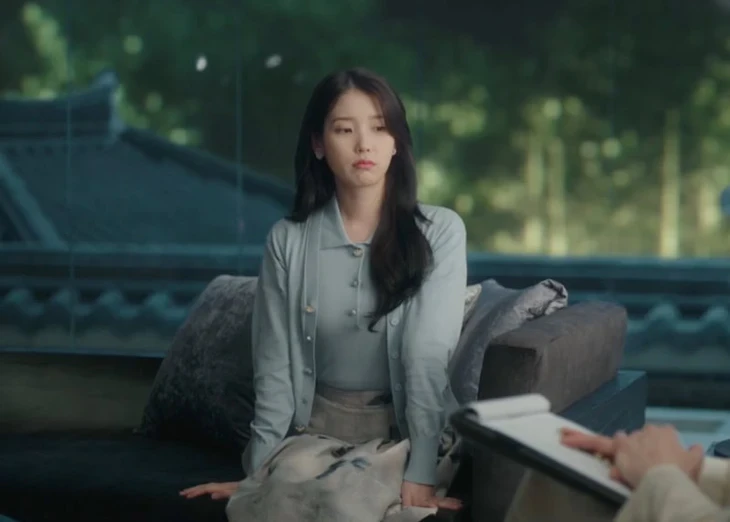 Tủ đồ toàn hàng hiệu của tiểu thư tài phiệt IU trong Perfect Crown