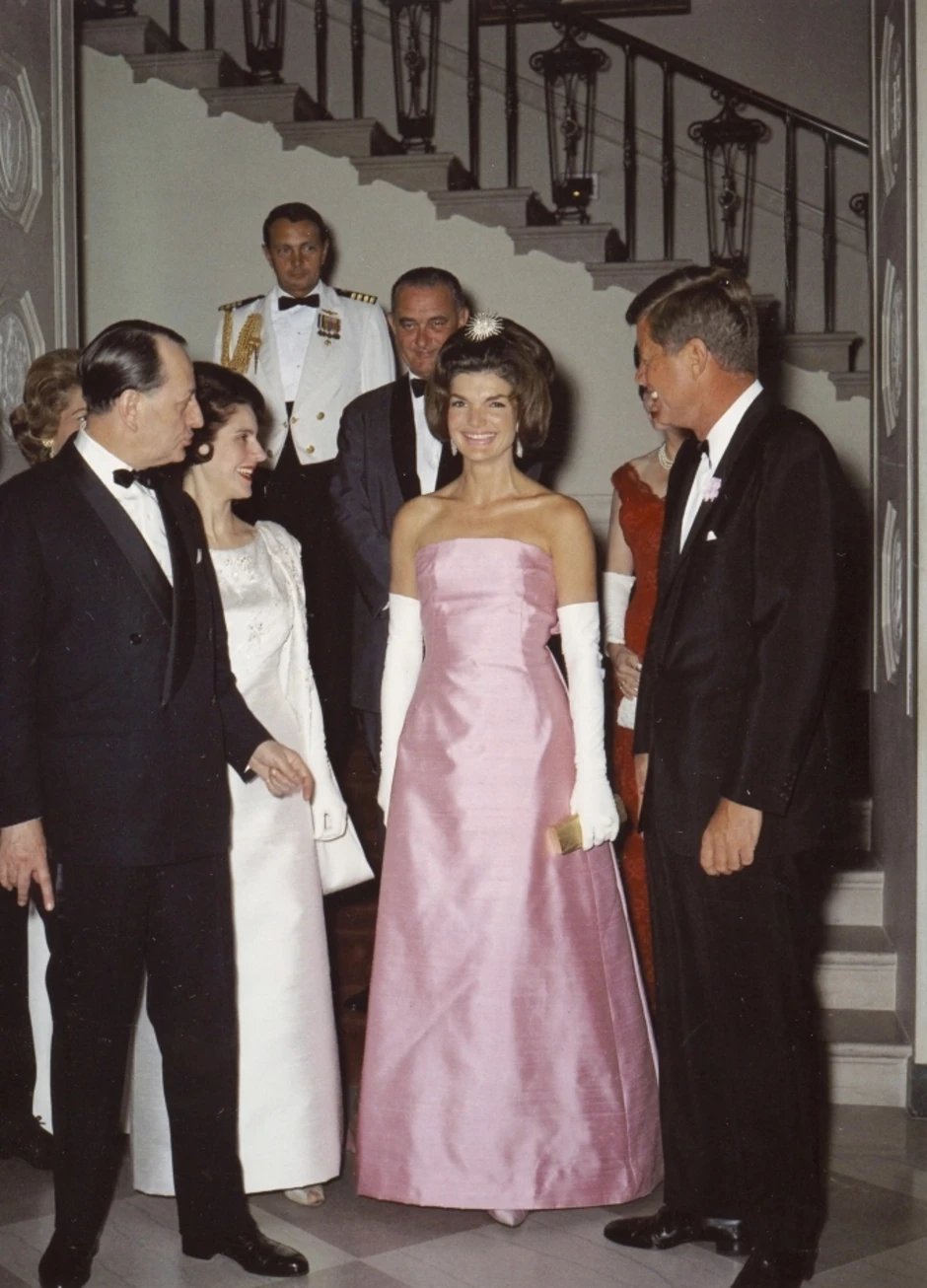 Váy của bà Melania Trump gợi nhớ biểu tượng Jackie Kennedy Váy của bà Melania Trump gợi nhớ biểu tượng Jackie Kennedy