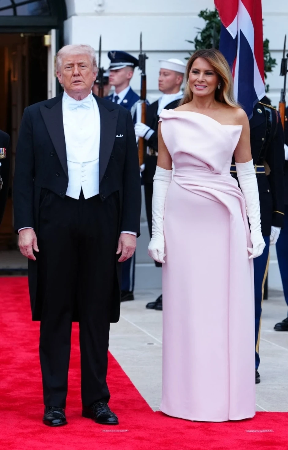 Váy của bà Melania Trump gợi nhớ biểu tượng Jackie Kennedy Váy của bà Melania Trump gợi nhớ biểu tượng Jackie Kennedy