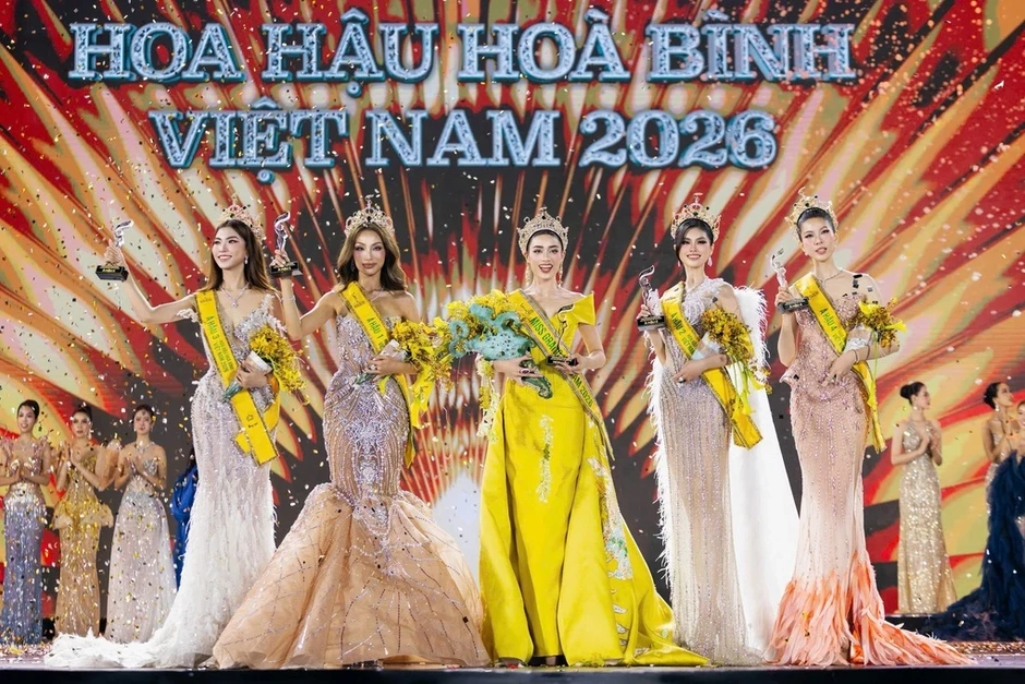 Váy dạ hội họa tiết phượng hoàng giúp Emoura Phạm tỏa sáng Váy dạ hội họa tiết phượng hoàng giúp Emoura Phạm tỏa sáng