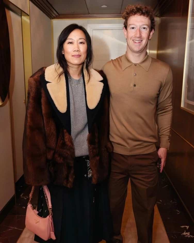 Vợ chồng tỷ phú Mark Zuckerberg chưng diện ở show Prada Vợ chồng tỷ phú Mark Zuckerberg chưng diện ở show Prada