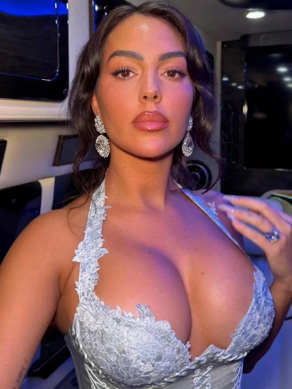Vợ sắp cưới của C. Ronaldo gây choáng ngợp với kim cương và ngọc lục Vợ sắp cưới của C. Ronaldo gây choáng ngợp với kim cương và ngọc lục