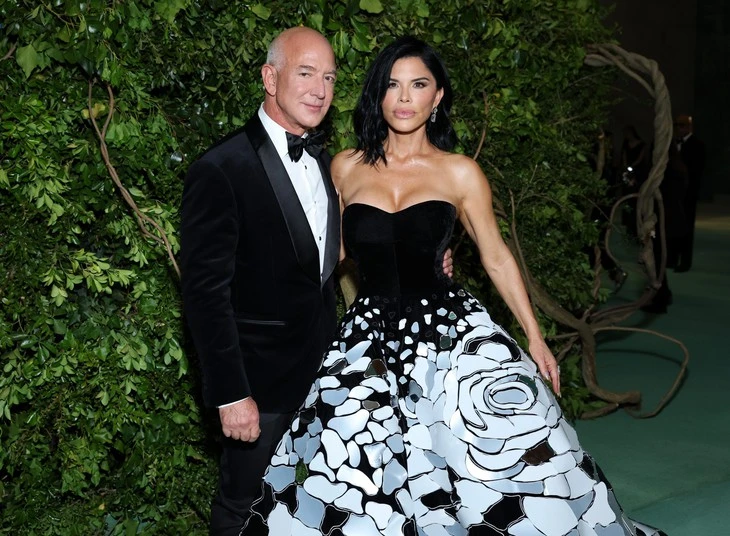 Vợ tỉ phú Jeff Bezos lên tiếng về tranh cãi nắm quyền Met Gala 2026 Vợ tỉ phú Jeff Bezos lên tiếng về tranh cãi nắm quyền Met Gala 2026
