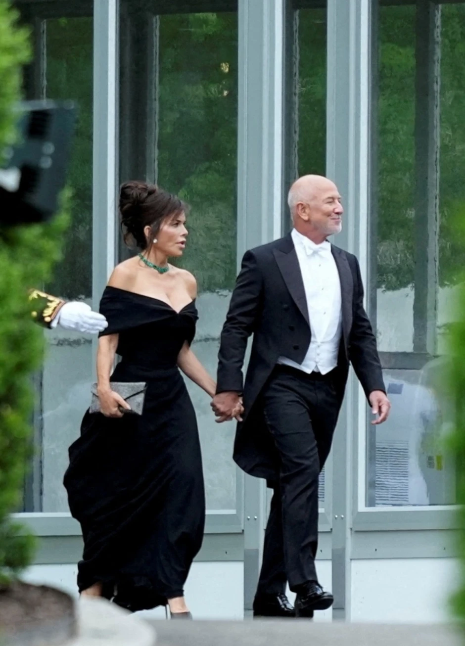Vợ tỷ phú Jeff Bezos diện đầm xẻ ngực dự tiệc ở Nhà Trắng Vợ tỷ phú Jeff Bezos diện đầm xẻ ngực dự tiệc ở Nhà Trắng