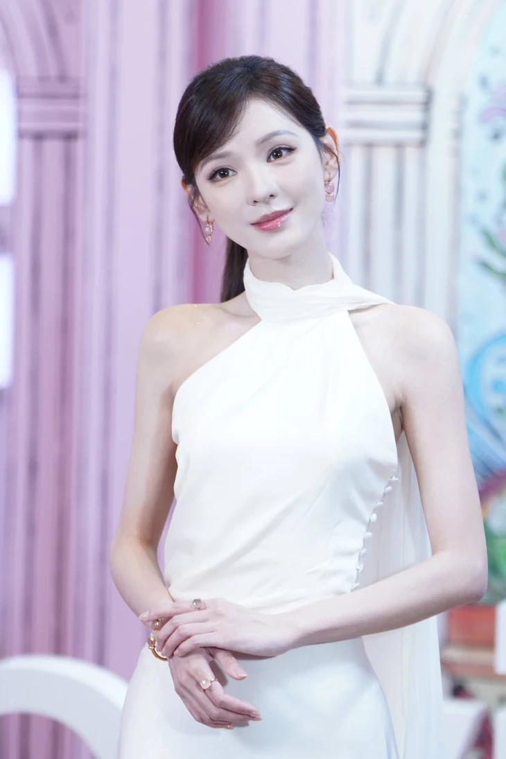 Vóc dáng như bước ra từ truyện cổ tích của Trương Dư Hi Vóc dáng như bước ra từ truyện cổ tích của Trương Dư Hi