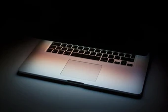 Máy tính shutdown hay sleep tốt hơn?
