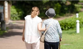 Áp lực chăm cha mẹ già của phụ nữ không con