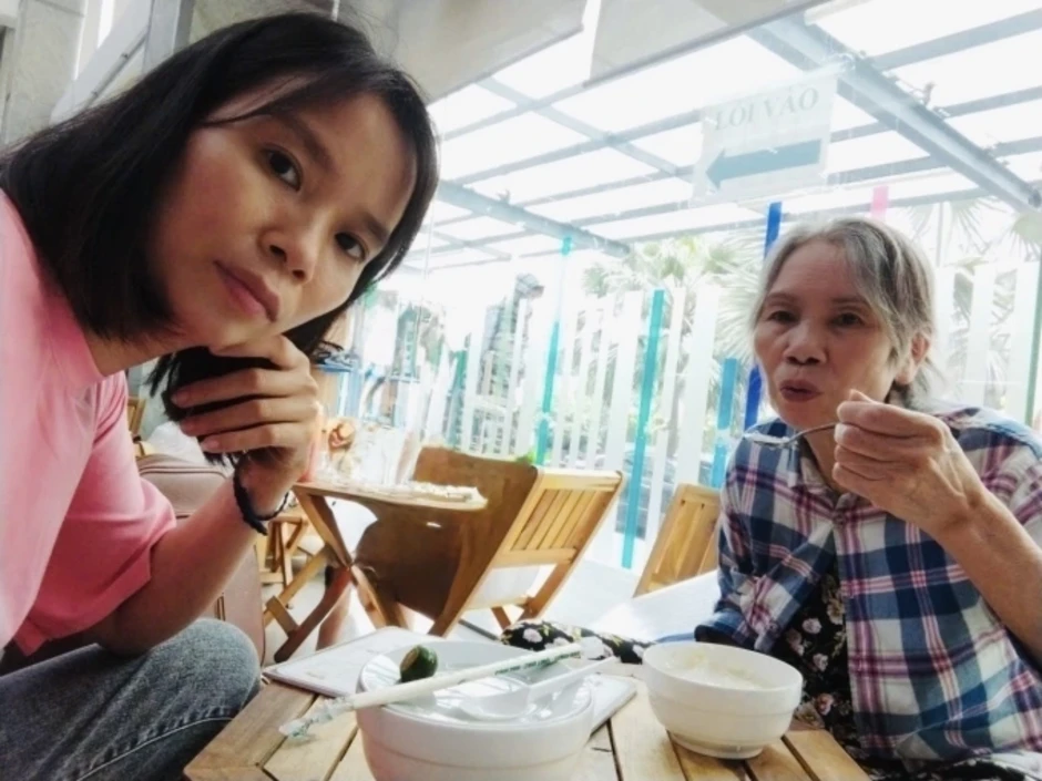 Áp lực 'một gánh hai vai' của con một khi cha mẹ đau yếu Áp lực 'một gánh hai vai' của con một khi cha mẹ đau yếu