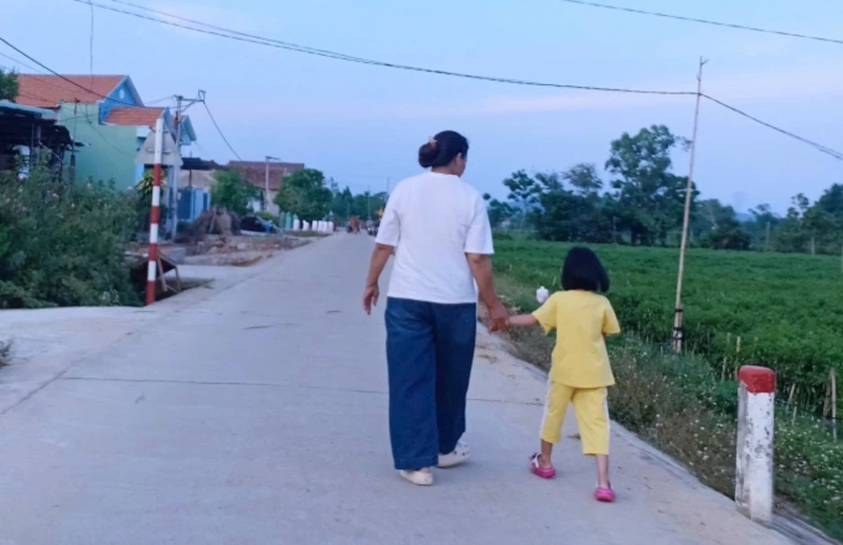 Bà giáo già đi tìm sự sống cho cháu Bà giáo già đi tìm sự sống cho cháu