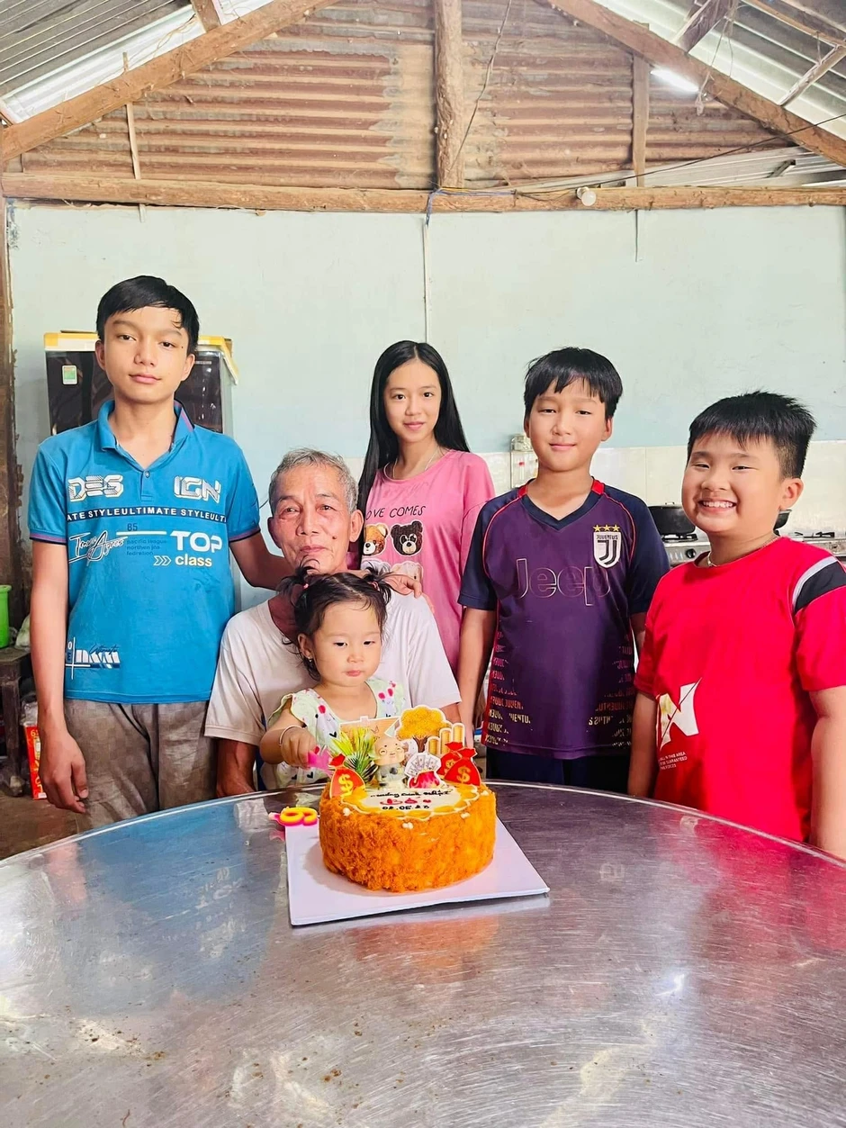Ba lô đầy rau, trứng của người cha 70 tuổi thăm con gái lấy chồng xa Ba lô đầy rau, trứng của người cha 70 tuổi thăm con gái lấy chồng xa