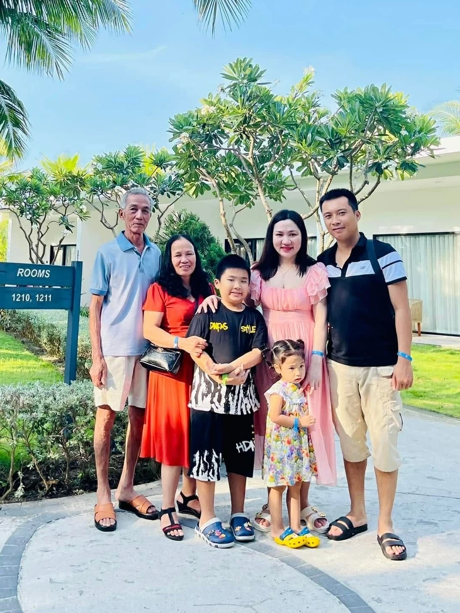 Ba lô đầy rau, trứng của người cha 70 tuổi thăm con gái lấy chồng xa Ba lô đầy rau, trứng của người cha 70 tuổi thăm con gái lấy chồng xa