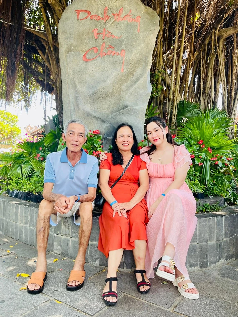 Ba lô đầy rau, trứng của người cha 70 tuổi thăm con gái lấy chồng xa Ba lô đầy rau, trứng của người cha 70 tuổi thăm con gái lấy chồng xa