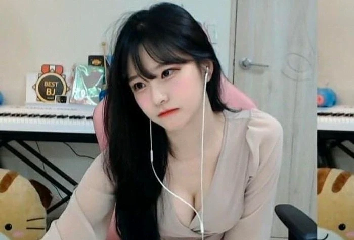 Bạn gái tôi thức xuyên đêm xem World Cup cùng nhóm bạn thân khác giới Bạn gái tôi thức xuyên đêm xem World Cup cùng nhóm bạn thân khác giới