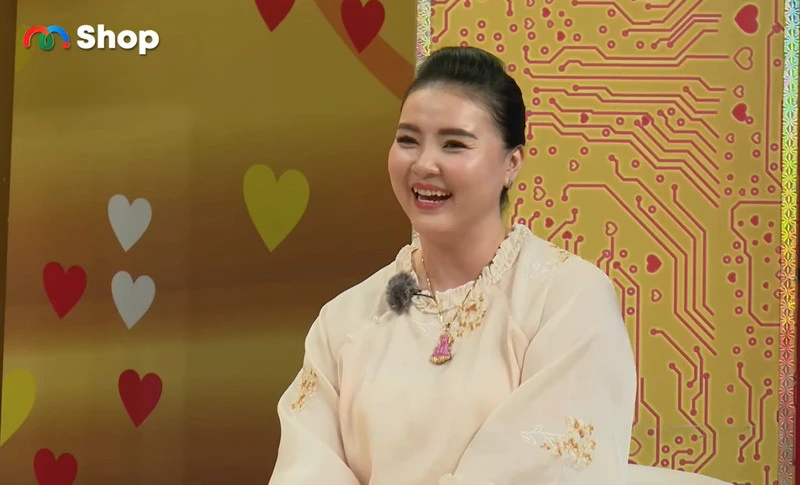 Bạn trai mắc u tủy, cô gái TPHCM giấu cha mẹ bỏ học vào viện chăm