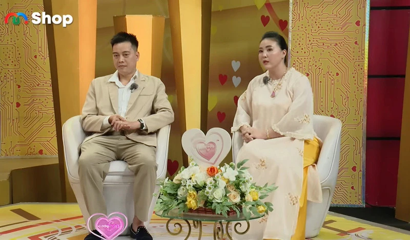Bạn trai mắc u tủy, cô gái TPHCM giấu cha mẹ bỏ học vào viện chăm