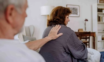 Bi kịch hôn nhân tuổi xế chiều: vợ hồi xuân, chồng 'xuống cấp'