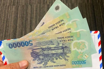 Biếu bố mẹ 2 triệu mỗi tháng, tôi chết lặng khi đọc tin nhắn của vợ