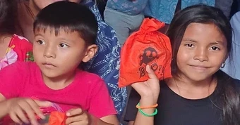 Bố mẹ ra ngoài chỉ 20 phút, chị em ở nhà chơi trốn tìm và cái kết đau lòng