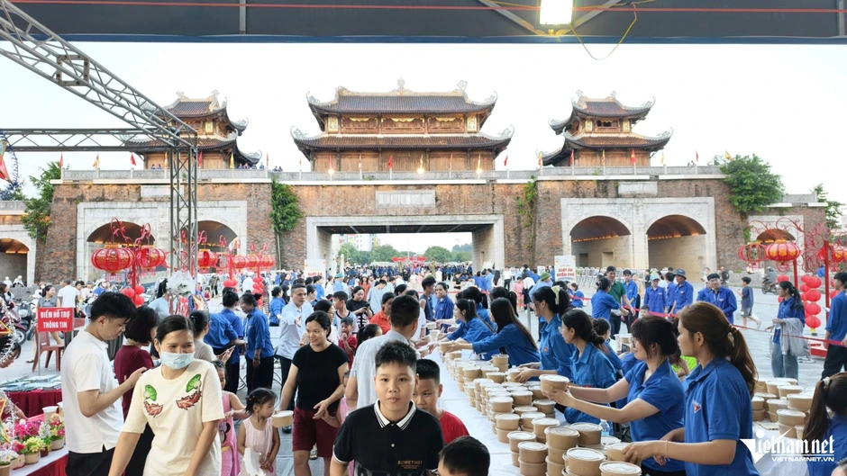 Buổi chiều khác lạ với thiếu nhi trước cổng tam quan ở Ninh Bình Buổi chiều khác lạ với thiếu nhi trước cổng tam quan ở Ninh Bình