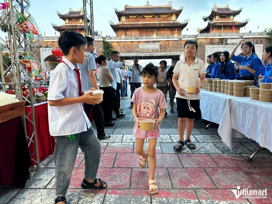 Buổi chiều khác lạ với thiếu nhi trước cổng tam quan ở Ninh Bình Buổi chiều khác lạ với thiếu nhi trước cổng tam quan ở Ninh Bình