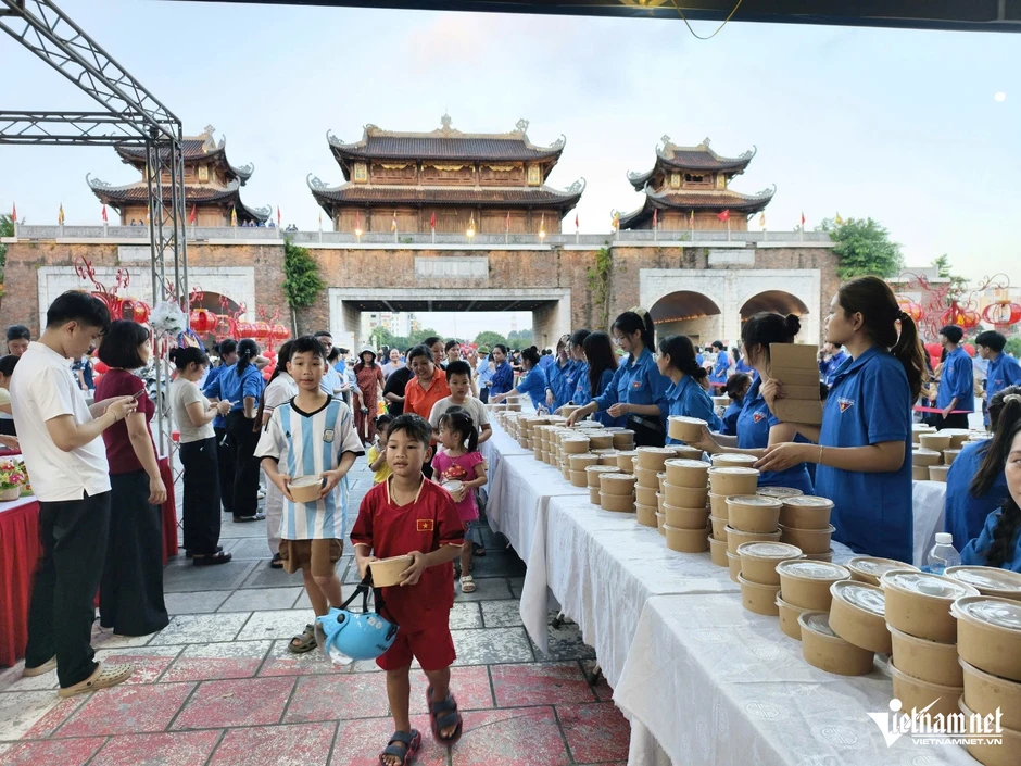 Buổi chiều khác lạ với thiếu nhi trước cổng tam quan ở Ninh Bình Buổi chiều khác lạ với thiếu nhi trước cổng tam quan ở Ninh Bình
