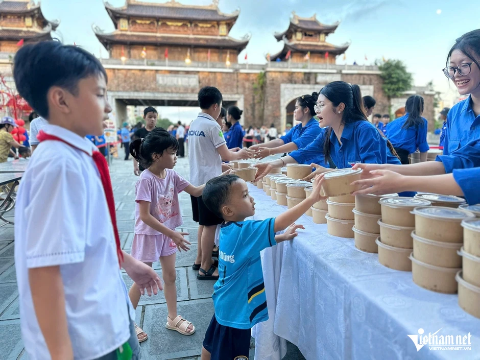 Buổi chiều khác lạ với thiếu nhi trước cổng tam quan ở Ninh Bình Buổi chiều khác lạ với thiếu nhi trước cổng tam quan ở Ninh Bình