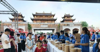 Buổi chiều khác lạ với thiếu nhi trước cổng tam quan ở Ninh Bình