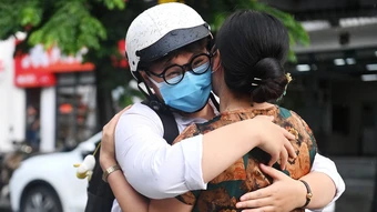 Cha mẹ khủng hoảng khi con 'rời tổ'