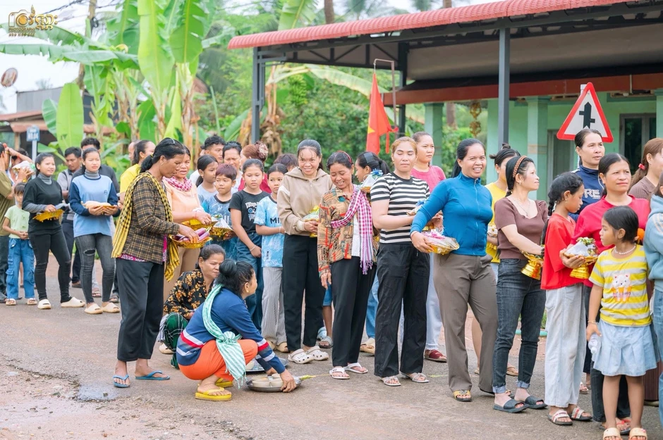 Cha tái hôn ở tuổi 50, con gái tự tay mua quà cưới chúc phúc Cha tái hôn ở tuổi 50, con gái tự tay mua quà cưới chúc phúc