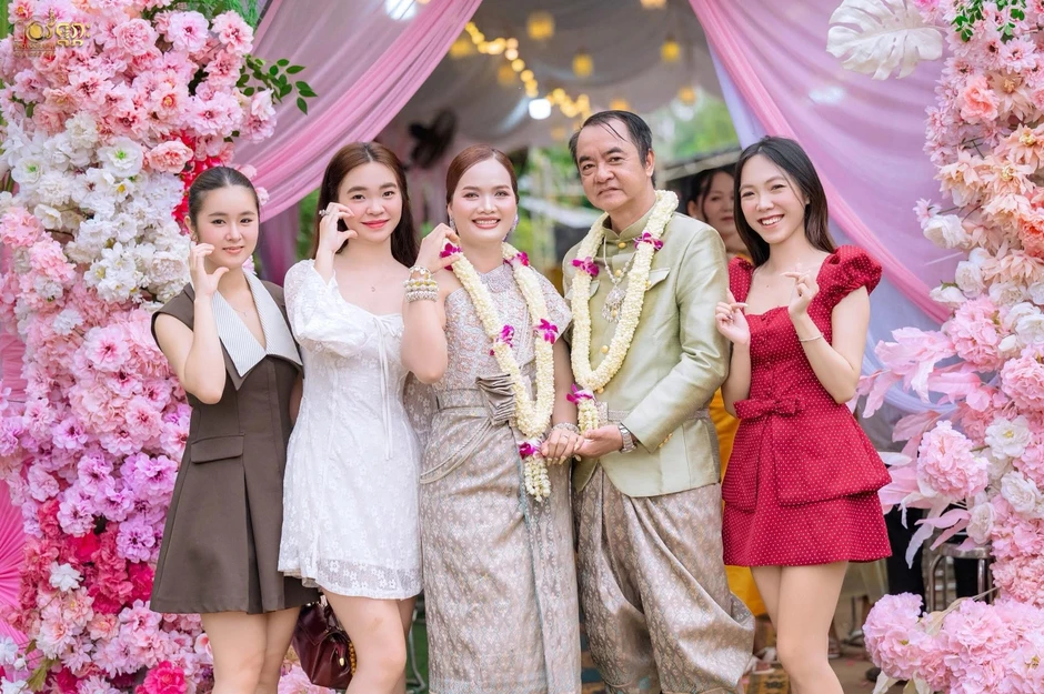 Cha tái hôn ở tuổi 50, con gái tự tay mua quà cưới chúc phúc Cha tái hôn ở tuổi 50, con gái tự tay mua quà cưới chúc phúc