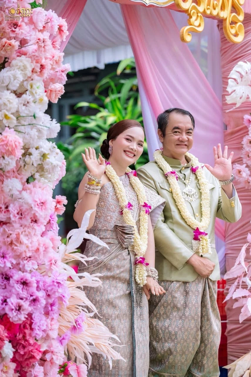 Cha tái hôn ở tuổi 50, con gái tự tay mua quà cưới chúc phúc Cha tái hôn ở tuổi 50, con gái tự tay mua quà cưới chúc phúc