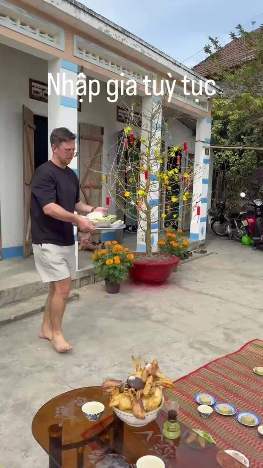 Chàng rể Nga thạo cúng bái, sắm Tết ở quê vợ