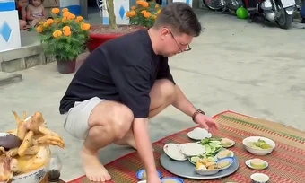 Chàng rể Nga thạo cúng bái, sắm Tết ở quê vợ