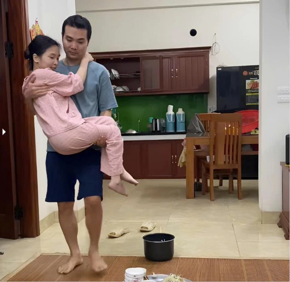 Chàng trai 'bế vợ đi khắp thế gian' Chàng trai 'bế vợ đi khắp thế gian'