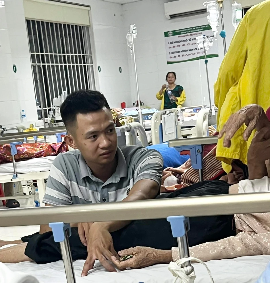 Chàng trai làm điều dưỡng riêng cho bà nội Chàng trai làm điều dưỡng riêng cho bà nội