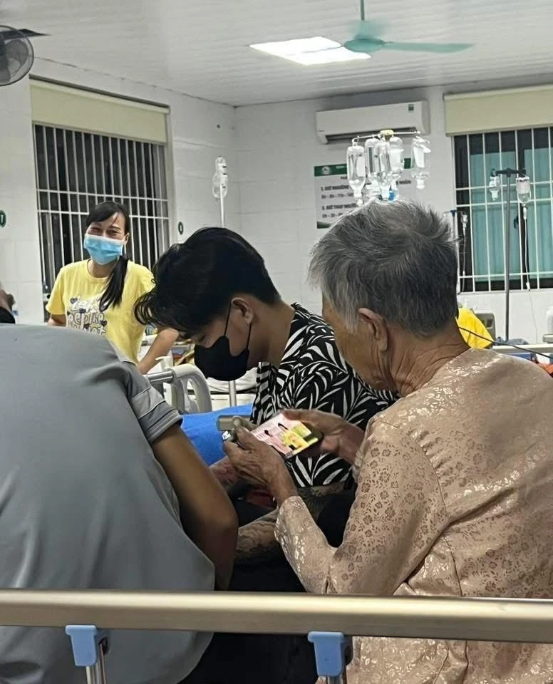 Chàng trai làm điều dưỡng riêng cho bà nội Chàng trai làm điều dưỡng riêng cho bà nội