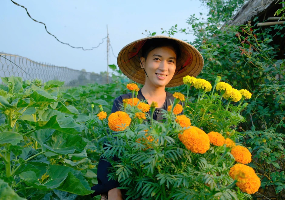 Chàng trai rời phố về quê dựng nhà lá 40m2, xây khu vườn đẹp mê mẩn Chàng trai rời phố về quê dựng nhà lá 40m2, xây khu vườn đẹp mê mẩn