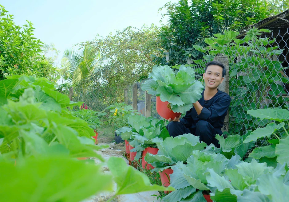 Chàng trai rời phố về quê dựng nhà lá 40m2, xây khu vườn đẹp mê mẩn Chàng trai rời phố về quê dựng nhà lá 40m2, xây khu vườn đẹp mê mẩn