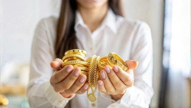 Chị cho vay vàng nhưng muốn trả bằng tiền khiến em gái bất bình Chị cho vay vàng nhưng muốn trả bằng tiền khiến em gái bất bình