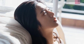 Cho cậu shipper tắm nhờ lúc chồng đi vắng, tôi trở thành người vợ hư hỏng