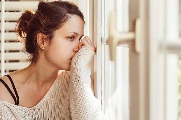 Chồng bệnh nặng, bạn gái cũ của anh ấy bất ngờ tìm gặp đưa tôi một thứ Chồng bệnh nặng, bạn gái cũ của anh ấy bất ngờ tìm gặp đưa tôi một thứ