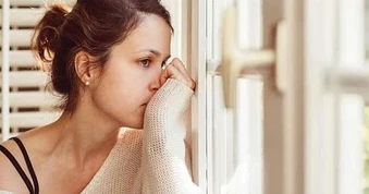 Chồng bệnh nặng, bạn gái cũ của anh ấy bất ngờ tìm gặp đưa tôi một thứ